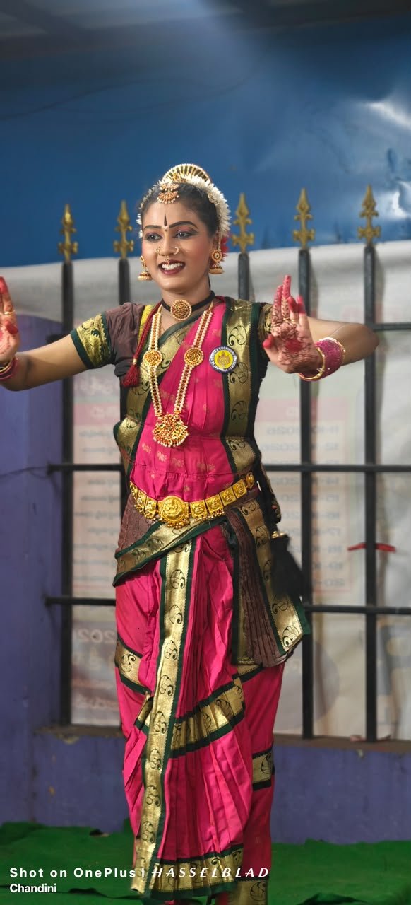 Dancer demonstrating expressive Kuchipudi Hasta Mudras