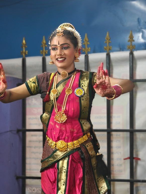 Dancer demonstrating expressive Kuchipudi Hasta Mudras